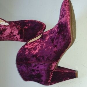 VINCE Camuto Evanata Crushed Velvet Bootie Red size 8.5